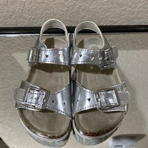 EUC-Silver Sandals. 🌺 2 for $10 or 3 for $15